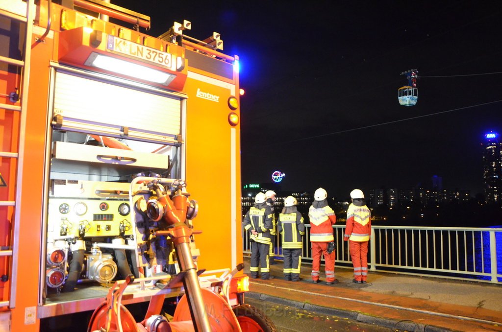 Einsatz BF Hoehenretter Koelner Seilbahn Hoehe Zoobruecke P2619.JPG